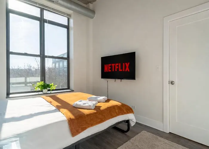 Mccormick Place 2br Stylish With Optional Parking And Gym For Up To 8 Guests Near Soldier Field And Grant Park *